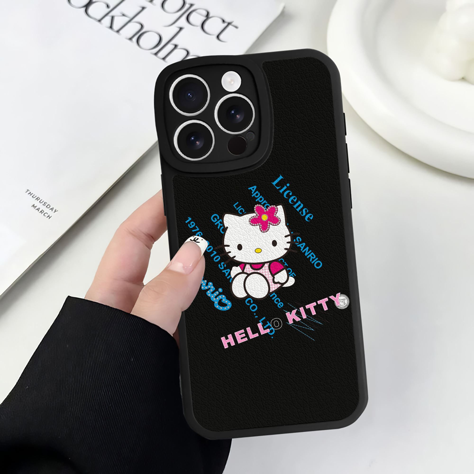 （画像用） Hello Kitty ハローキティ 【iPhone 16シリーズ対応】シリコンスマホケース（レザー調） 材質：シリコン